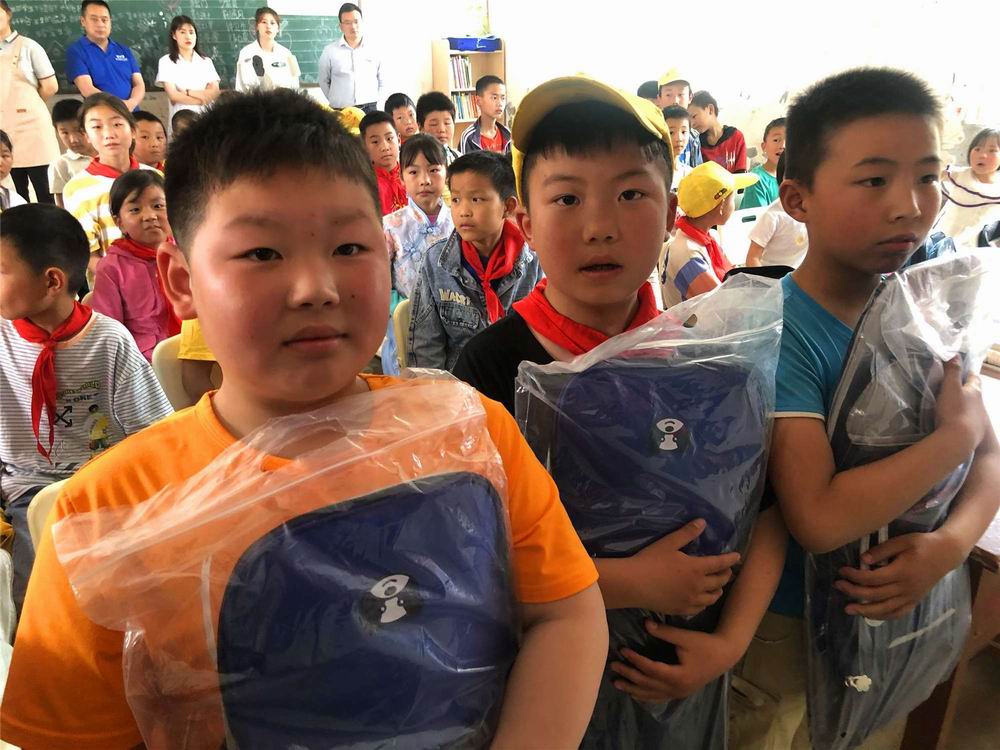 “溫暖童心快樂六一” 河南永和建設集團前往查山鄉(xiāng)小學開展慰問活動