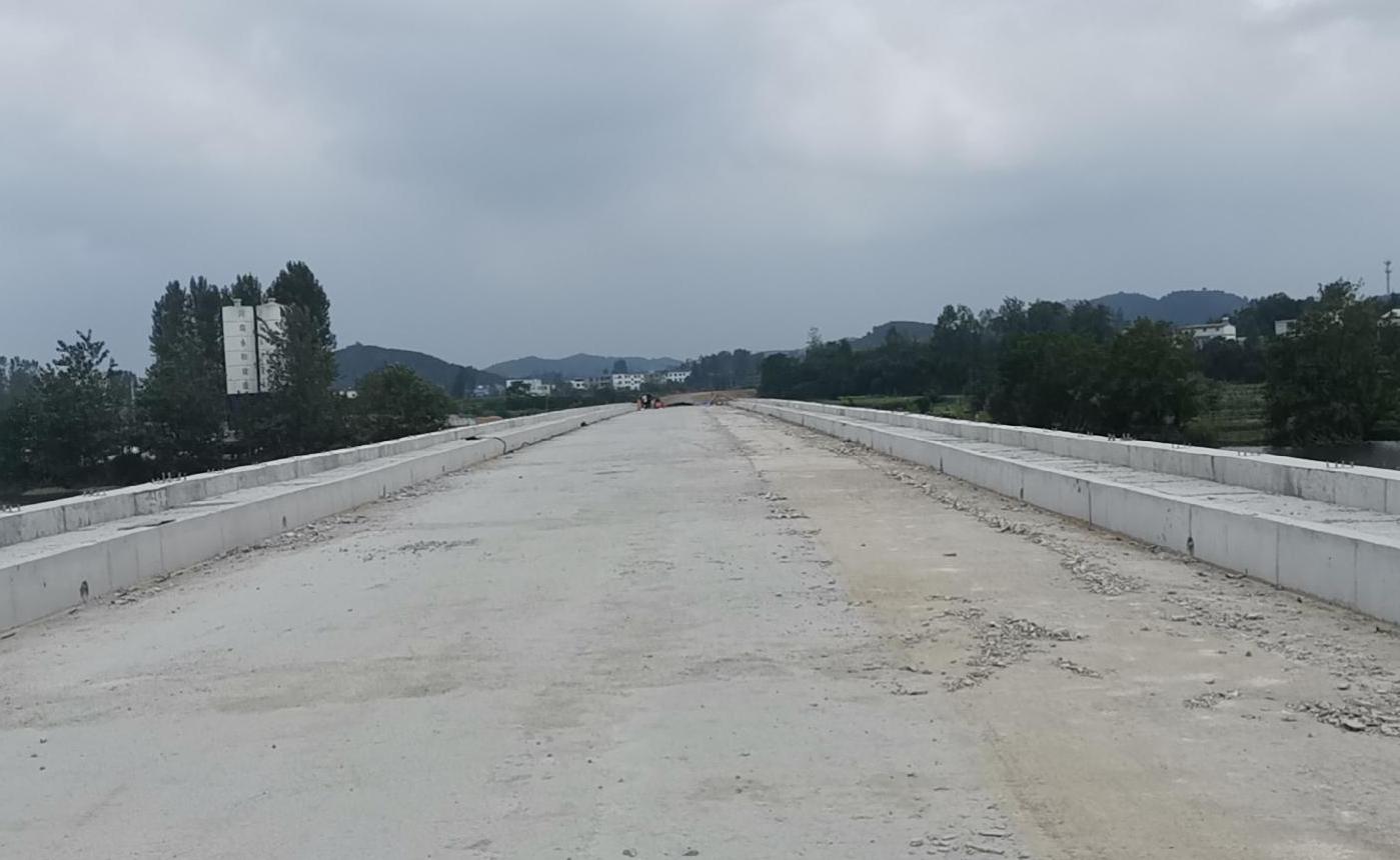 迎難而上?？⒐?鼓足干勁再出發(fā)——集團(tuán)董事長(zhǎng)孔德穩(wěn)對(duì)河川西橋工程進(jìn)行檢查指導(dǎo)